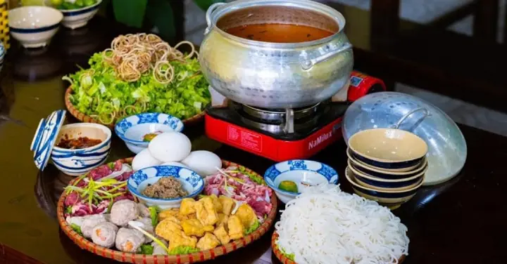 Cách Nấu Lẩu Bầu Trứng Vịt Lộn: Hướng Dẫn Chi Tiết Từ A-z Cho Bữa Ăn Đậm Đà
