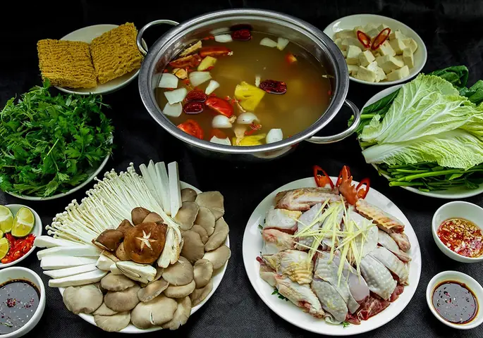 Cách Nấu Lẩu Gà Ngải Cứu Thơm Ngon Bổ Dưỡng Cho Ngày Se Lạnh