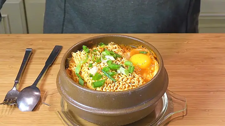 Cách Nấu Mì Cay Kim Chi Chuẩn Vị Hàn Quốc Tại Nhà