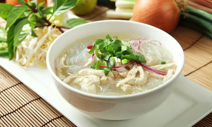 Cách Nấu Miến Gà Đơn Giản, Thơm Ngon Tại Nhà Với Nồi Nước Dùng Trong Veo