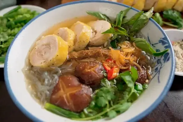 Cách Nấu Miến Gà Đơn Giản, Thơm Ngon Tại Nhà Với Nồi Nước Dùng Trong Veo