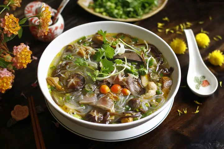 Cách Nấu Miến Gà Hà Nội: Bí Quyết Từ Nước Dùng Trong Veo Đến Miến Dai Ngon