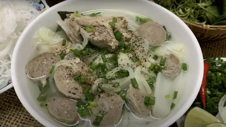 Cách Nấu Nước Lèo Bún Bò Viên Chuẩn Vị, Đậm Đà Tại Nhà