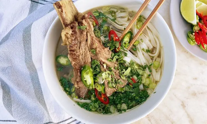 Cách Nấu Phở Sườn Bò Chuẩn Vị Hà Nội Thơm Ngon Tại Nhà