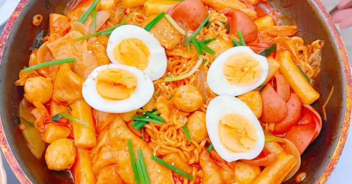 Cách Nấu Tokbokki Với Mì Tôm: Công Thức Biến Tấu Độc Đáo Cho Bữa Ăn Nhanh Cách Nấu Tokbokki Với Mì Tôm: Công Thức Biến Tấu Độc Đáo Cho Bữa Ăn Nhanh