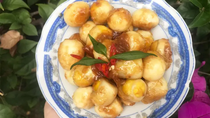 Cách Nấu Trứng Cút Sốt Me Chua Cay Chuẩn Vị Miền Tây