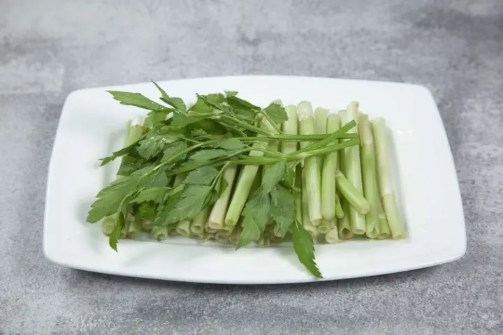 Cách Nhặt Rau Cần Tây Đúng Chuẩn, Sạch Và Giữ Nguyên Dưỡng Chất