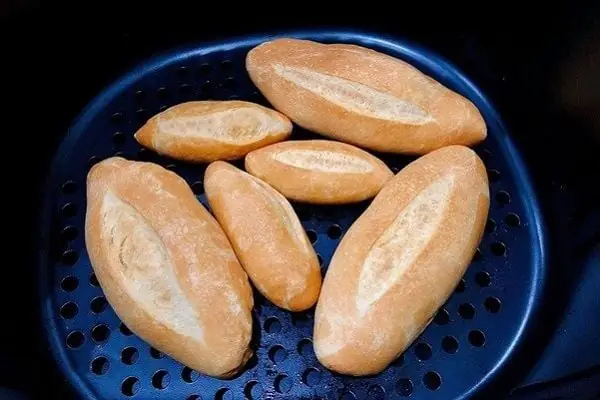 Cách Nướng Lại Bánh Mì: 5 Phương Pháp Hiệu Quả Giúp Bánh Giòn Rụm Như Mới