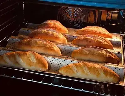 Cách Nướng Lại Bánh Mì: 5 Phương Pháp Hiệu Quả Giúp Bánh Giòn Rụm Như Mới