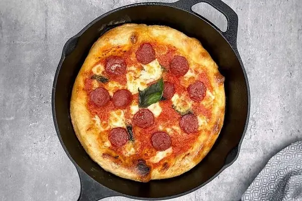 Cách Nướng Pizza Bằng Chảo Tại Nhà Ngon Như Ngoài Tiệm