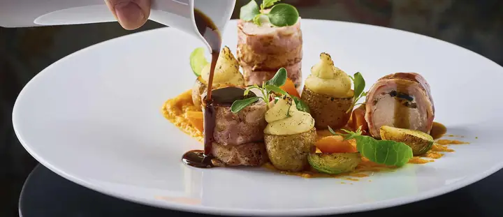 10+ Cách Trang Trí Món Ăn Đãi Tiệc Đơn Giản, Đẹp Mắt Tại Nhà 10+ Cách Trang Trí Món Ăn Đãi Tiệc Đơn Giản, Đẹp Mắt Tại Nhà
