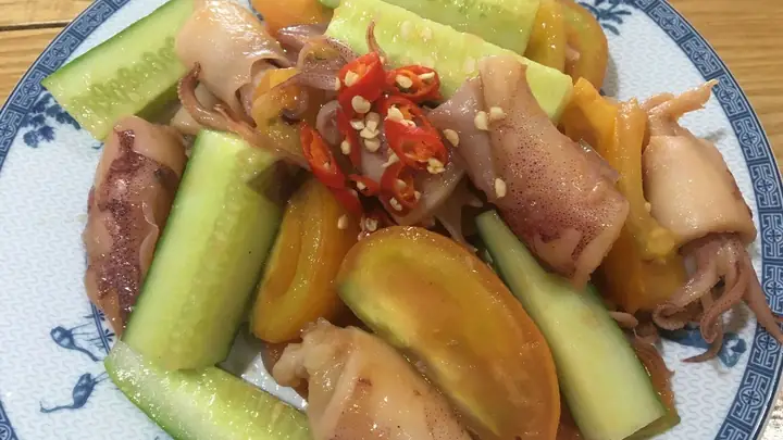 Cách Xào Mực Với Dưa Leo Cà Chua Thơm Ngon, Giòn Rụm Chuẩn Vị Nhà Hàng