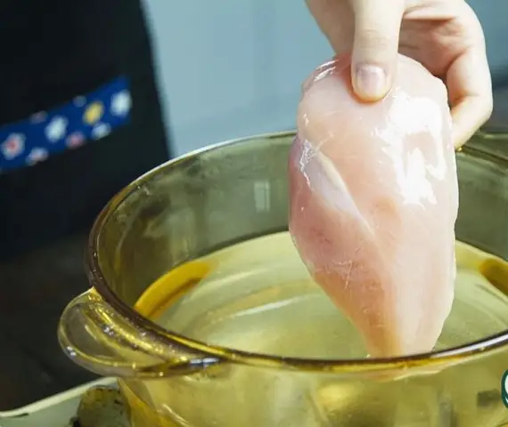 Cách Nấu Thịt Gà Với Cải Cúc Ngon Ngọt, Bổ Dưỡng Cho Ngày Se Lạnh Cách Nấu Thịt Gà Với Cải Cúc Ngon Ngọt, Bổ Dưỡng Cho Ngày Se Lạnh