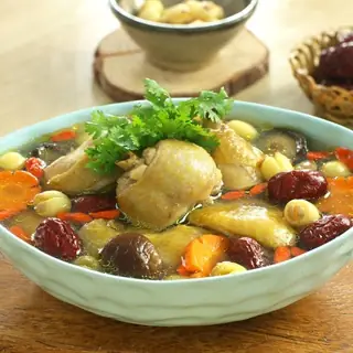 Cách Nấu Canh Gà Hạt Sen Táo Đỏ Thanh Mát Bổ Dưỡng Cho Ngày Hè