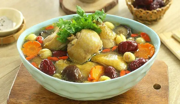Cách Nấu Canh Gà Hạt Sen Táo Đỏ Thanh Mát Bổ Dưỡng Cho Ngày Hè
