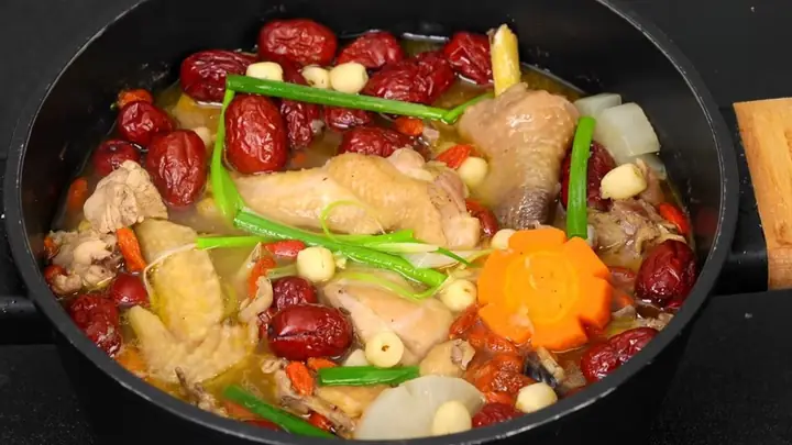 Cách Nấu Canh Gà Hạt Sen Táo Đỏ Thanh Mát Bổ Dưỡng Cho Ngày Hè