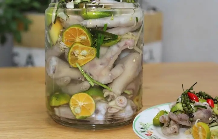 Chân Gà Ngâm Sả Tắc Để Ngoài Được Bao Lâu?