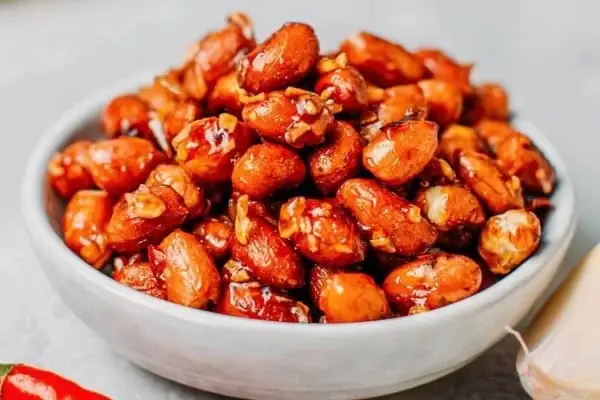Đánh Giá Chi Tiết: Đâu Là Phương Pháp Rang Đậu Phộng Với Tỏi Ớt Ngon Và An Toàn Nhất?