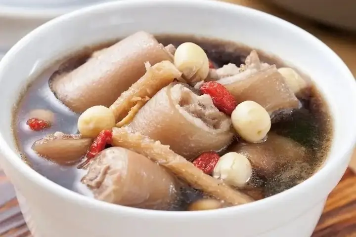 Đuôi Heo Hầm Thuốc Bắc: Công Thức Bí Truyền Và Lợi Ích Bất Ngờ Cho Sức Khỏe