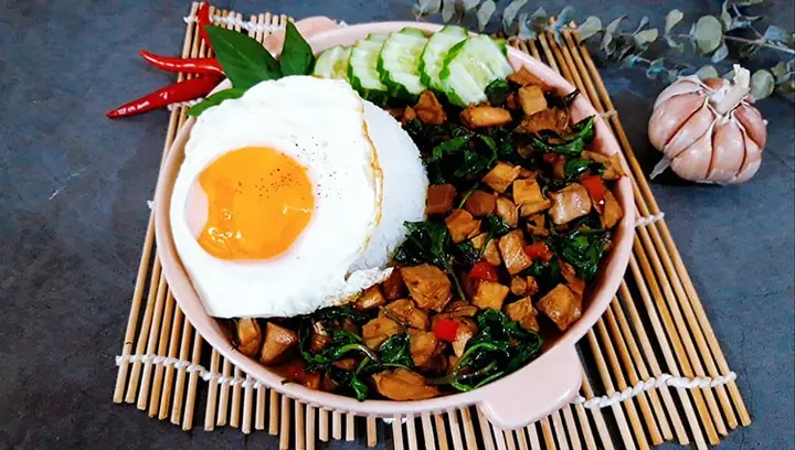 Gà Xào Húng Quế Kiểu Thái: Công Thức Chuẩn Vị Và Bí Quyết Giữ Lửa Thơm Ngon