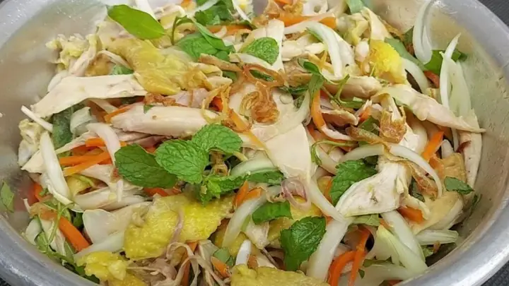 Gỏi Gà Bao Nhiêu Calo? Bảng Chi Tiết Theo Từng Món Ăn Quen Thuộc