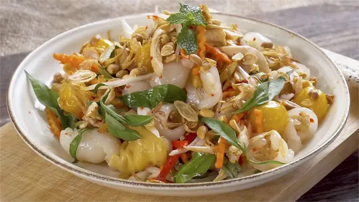 Gỏi Gà Bao Nhiêu Calo? Bảng Chi Tiết Theo Từng Món Ăn Quen Thuộc