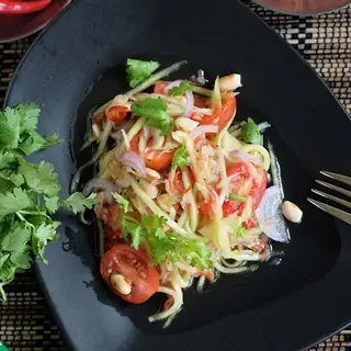 Gỏi Xoài Xanh Kiểu Thái: Công Thức Chuẩn Vị Chua Cay, Giòn Ngon Khó Cưỡng