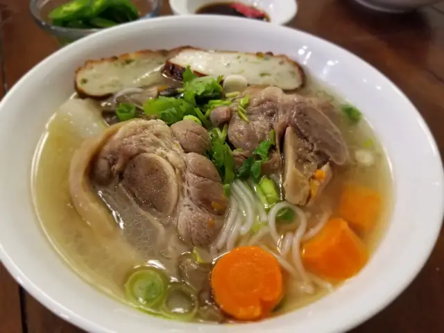 Khám Phá Vẻ Độc Đáo Qua Hình Ảnh Bánh Canh Giò Heo: Từ Nguyên Liệu Đến Thành Phẩm Ngon Miệng