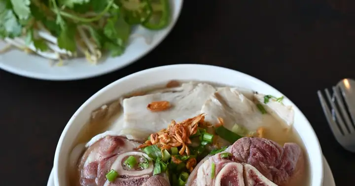 Khám Phá Vẻ Độc Đáo Qua Hình Ảnh Bánh Canh Giò Heo: Từ Nguyên Liệu Đến Thành Phẩm Ngon Miệng