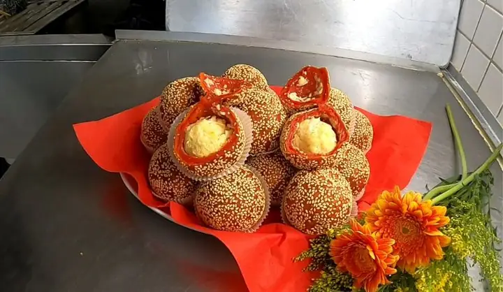 Hướng Dẫn Làm Bánh Rán Gấc Thơm Ngon, Giòn Rụm Chuẩn Vị Tại Nhà Hướng Dẫn Làm Bánh Rán Gấc Thơm Ngon, Giòn Rụm Chuẩn Vị Tại Nhà