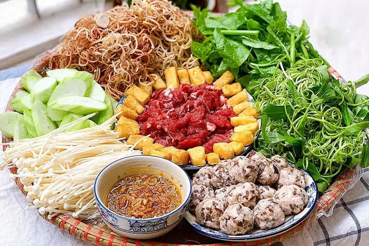 Lẩu Cua Ăn Rau Gì? Top 15 Loại Rau Không Thể Bỏ Qua Cho Nồi Lẩu Đậm Đà
