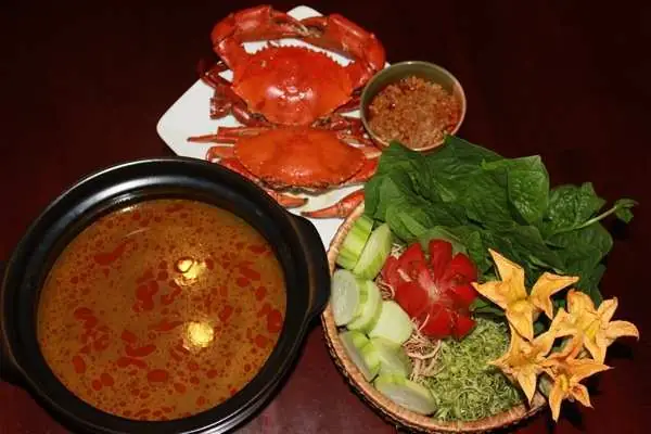 Lẩu Cua Ăn Rau Gì? Top 15 Loại Rau Không Thể Bỏ Qua Cho Nồi Lẩu Đậm Đà