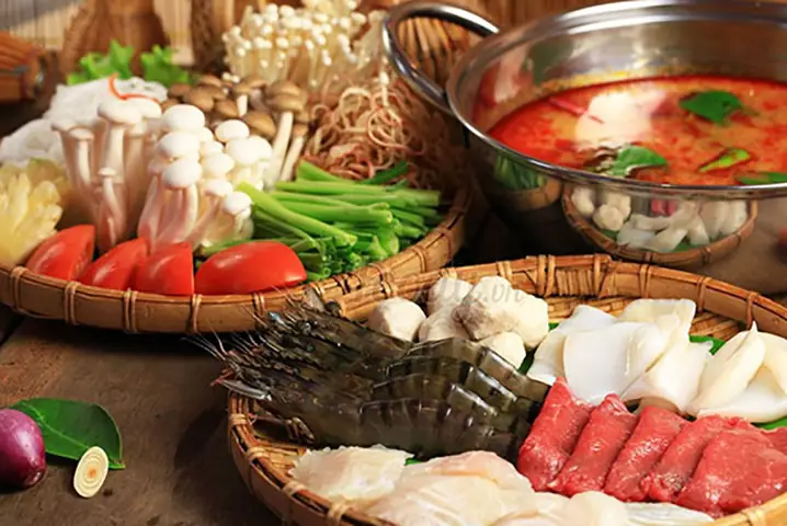 Lẩu Gà Thập Cẩm Gồm Những Gì? Khám Phá Bí Quyết Nồi Lẩu Thơm Ngon Tròn Vị