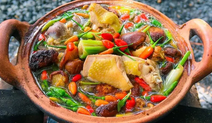Lẩu Gà Tiềm Ớt Hiểm Ăn Với Rau Gì? Khám Phá 15+ Loại Rau Chuẩn Vị Nhất