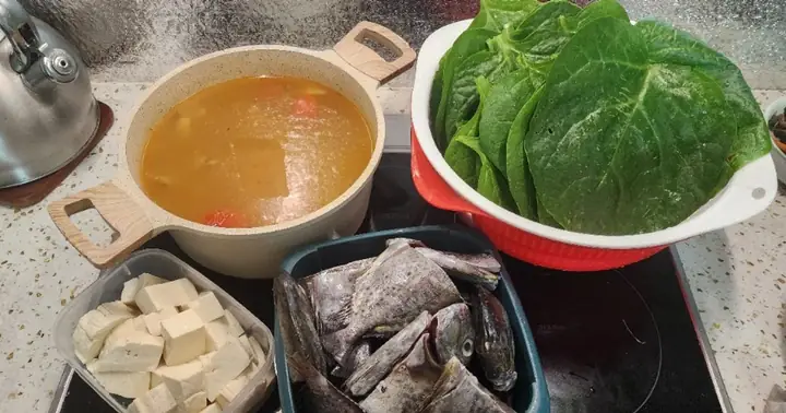 Lẩu Gì Ăn Rau Mồng Tơi: 7 Lựa Chọn Hoàn Hảo Cho Bữa Tiệc Đậm Vị