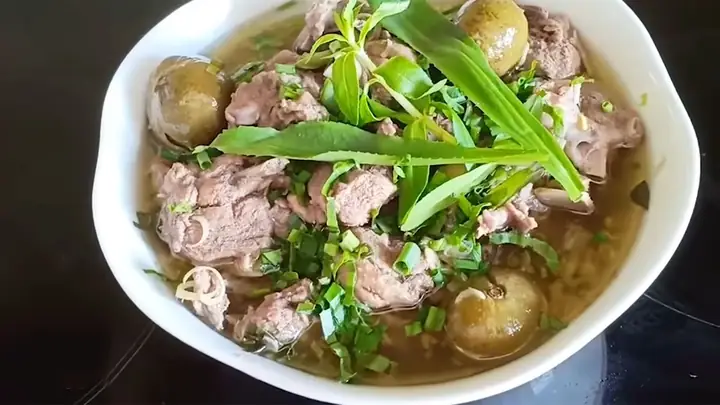 Lẩu Vịt Om Sấu Ngon Hà Nội: Bí Quyết Chọn Vịt, Om Sấu Và Nước Chấm Chuẩn Vị