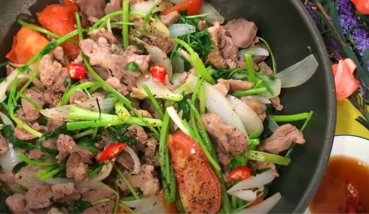 Cách Làm Lưỡi Lợn Xào Hành Răm Ngon Chuẩn Vị, Giòn Sần Sật