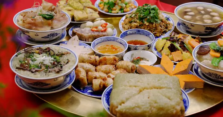 Mâm Cơm Hóa Vàng Ngày Tết