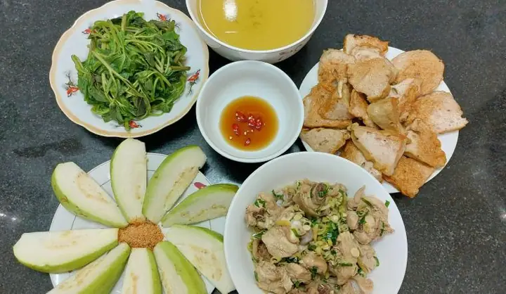 Mâm Cơm Sinh Viên Đơn Giản: Gợi Ý 7+ Thực Đơn Ngon, Bổ, Rẻ Cho Bạn Mâm Cơm Sinh Viên Đơn Giản: Gợi Ý 7+ Thực Đơn Ngon, Bổ, Rẻ Cho Bạn