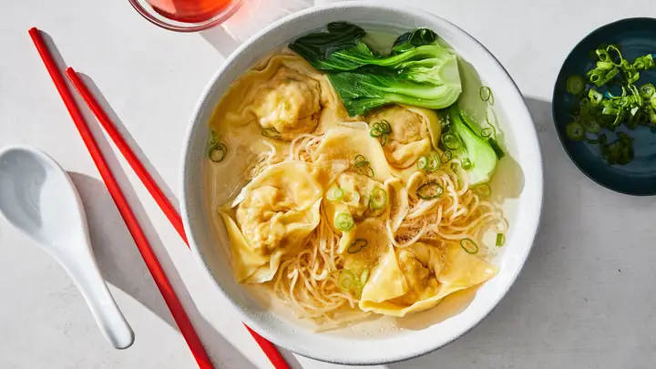 Mì Hoành Thánh Bao Nhiêu Calo? Giải Đáp Chi Tiết Và Các Lưu Ý Cho Người Ăn Kiêng Mì Hoành Thánh Bao Nhiêu Calo? Giải Đáp Chi Tiết Và Các Lưu Ý Cho Người Ăn Kiêng