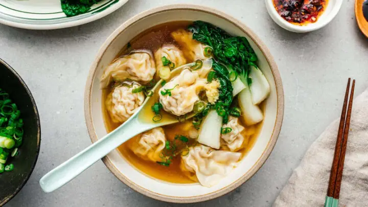 Mì Hoành Thánh Bao Nhiêu Calo? Giải Đáp Chi Tiết Và Các Lưu Ý Cho Người Ăn Kiêng Mì Hoành Thánh Bao Nhiêu Calo? Giải Đáp Chi Tiết Và Các Lưu Ý Cho Người Ăn Kiêng
