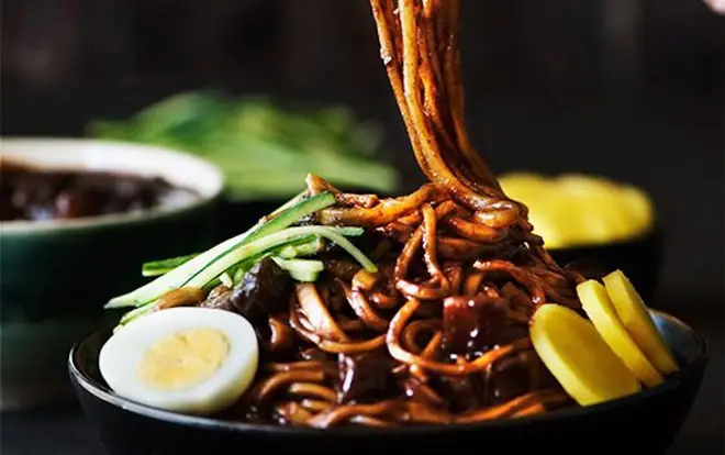 Mì Tương Đen Tiếng Hàn: Nguồn Gốc, Ý Nghĩa & Cách Pha Chuẩn Vị