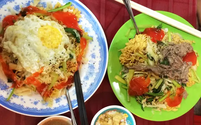 Mì Xào Bò Gà Xe Lửa: Hương Vị Ngon "bất Hủ" Của Đường Phố