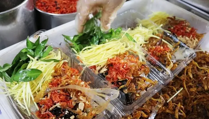 Món Bánh Tráng Trộn Sài Gòn: Khám Phá Hương Vị Đường Phố Độc Đáo
