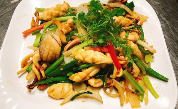 Mực Xào Nấm Hải Sản: Công Thức Nấu Ăn Đậm Đà Vị Biển Cả Cho Bữa Cơm Gia Đình