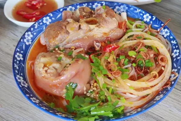 Cách Nấu Bún Giò Heo Miền Nam Chuẩn Vị, Thơm Ngon Khó Cưỡng