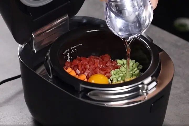 Nấu Cơm Trộn Bằng Nồi Cơm Điện: Bí Quyết Cho Bữa Ăn Bận Rộn Nhưng Vẫn Dinh Dưỡng