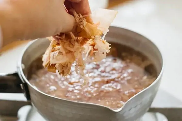 Hướng Dẫn Chi Tiết Cách Nấu Nước Dashi Đúng Chuẩn Vị Umami