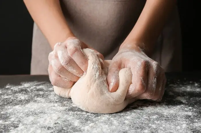 Nên Nhào Bột Mì Bằng Nước Nóng Hay Lạnh? Bí Quyết Từ Chuyên Gia Cho Mọi Loại Bánh