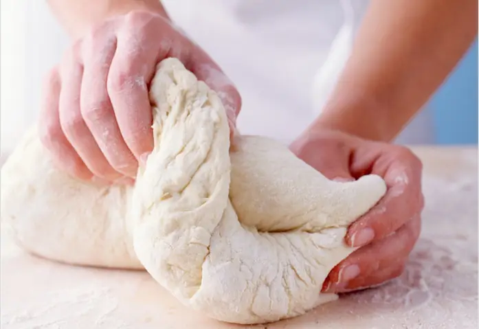 Nên Nhào Bột Mì Bằng Nước Nóng Hay Lạnh? Bí Quyết Từ Chuyên Gia Cho Mọi Loại Bánh